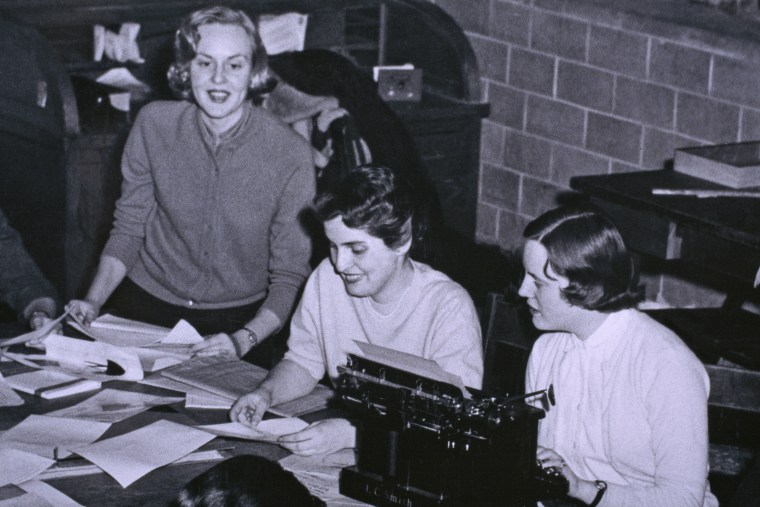 Madeleine Albright con el personal del periódico en Wellesley College