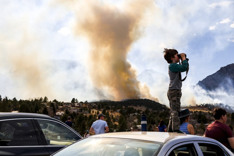 Photo: Wildfire troop evacuations near Boulder, Colorado