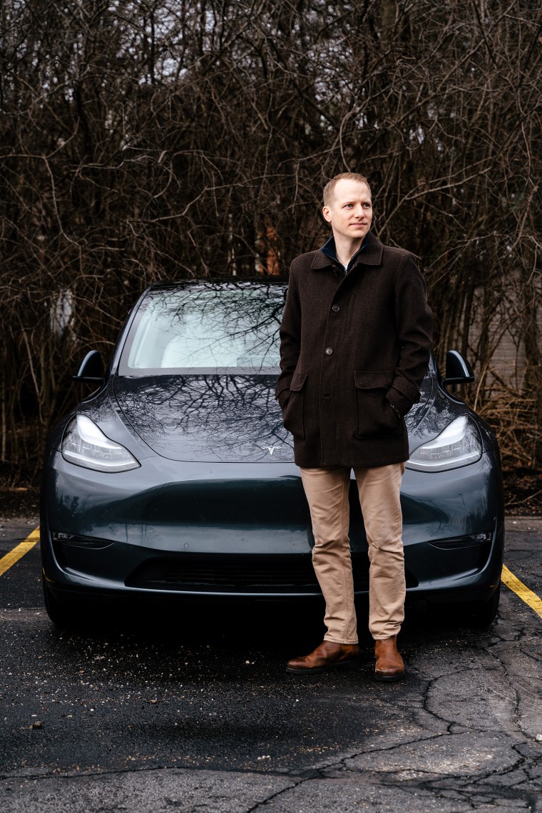 Matt Smith, de 35 años, posa con su Tesla Model Y.