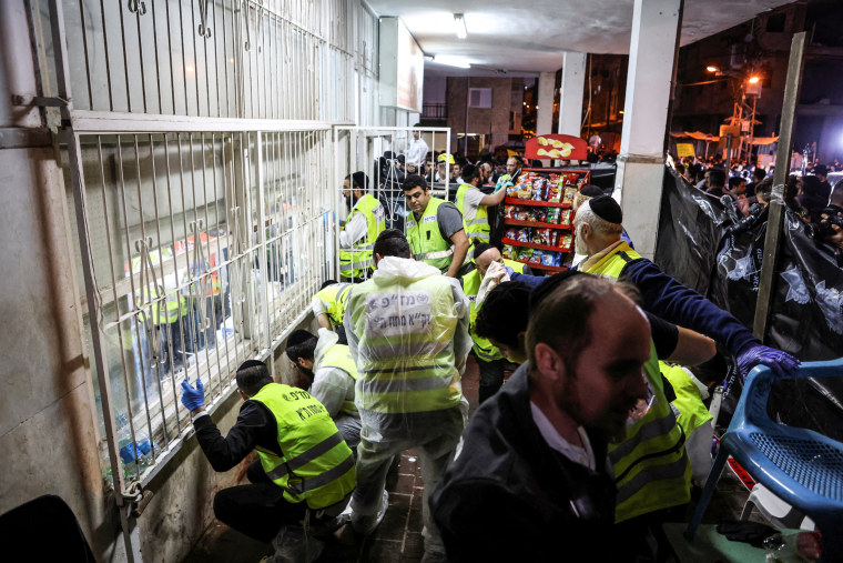 Image: Israeli police forensic experts work at the scene of a fatal shooting attack on a street near Tel Aviv