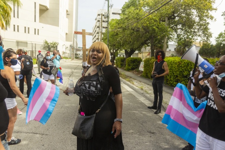 Tatiana Williams en una concentración de Black Trans Lives Matter para honrar la memoria de Tony McDade, que fue asesinado a tiros por un policía en 2020.