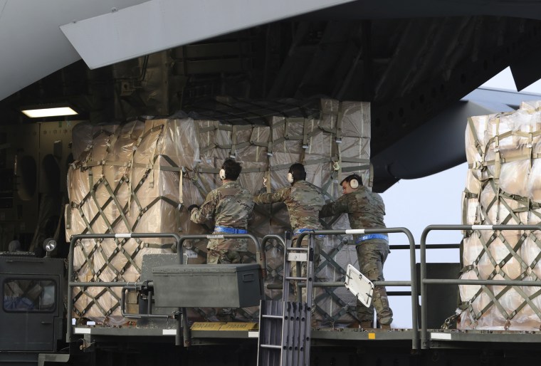 Image: U.S. Air force load military equipmen