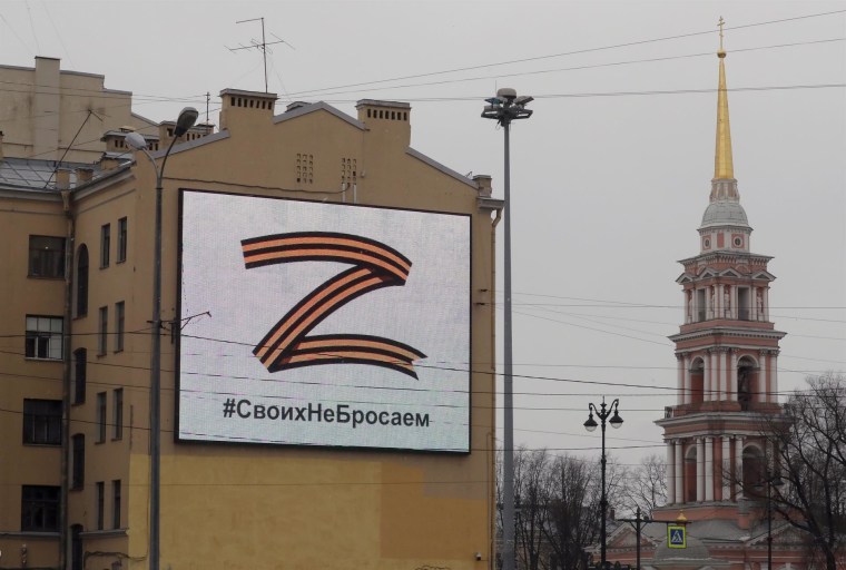 La letra Z y un hashtag que dice "No dejamos a los nuestros" en San Petersburgo, Rusia.
