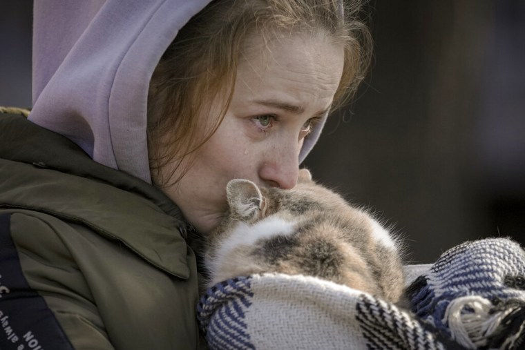 Una mujer que fue evacuada de Irpin, en Ucrania, llora al besar a su gato envuelto en una manta en Kiev, el viernes 11 de marzo de 2022.