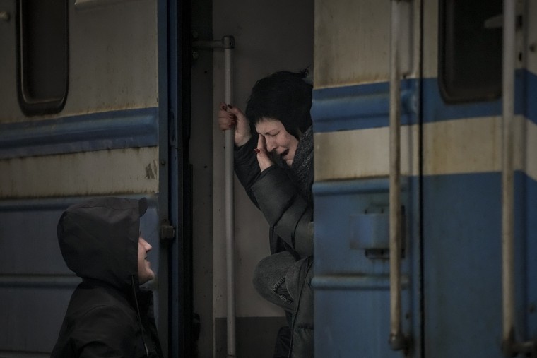 Una mujer en un tren con destino a Lviv llora mientras se despide de un hombre en Kyiv, Ucrania, el sábado 12 de marzo de 2022.