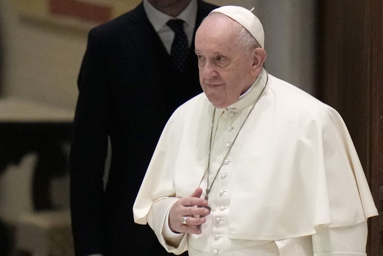 El papa Francisco arriba a su audiencia general semanal en el Aula Pablo VI del Vaticano.