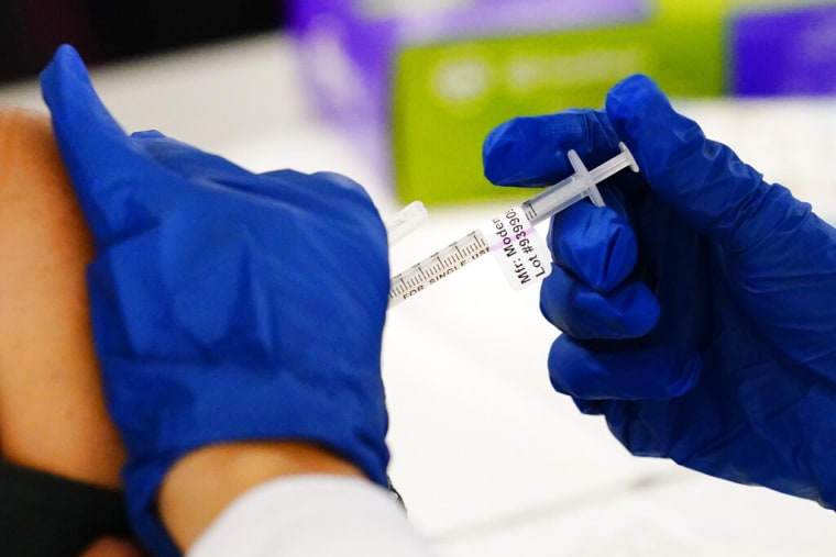 Un trabajador de la salud administra una dosis de la vacuna del COVID-19 de Moderna en el Centro de Salud Pública de Norristown, Pennsylvania, el martes 7 de diciembre de 2021.
