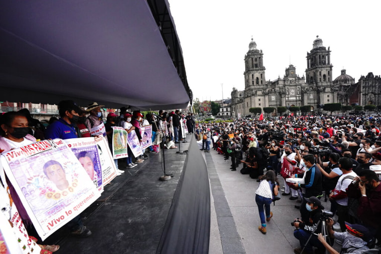 Familiares de los 43 estudiantes de Ayotzinapa en una protesta celebrada en la Plaza de la Constitución, en Ciudad de México, el 26 de septiembre de 2021.