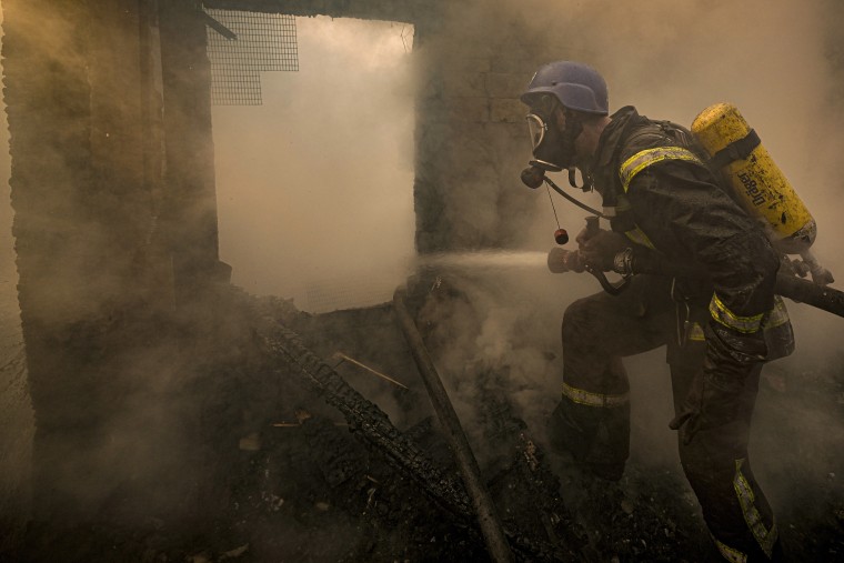 Un bombero ucraniano entra a una casa destruida por un bombardeo ruso en Kiev.