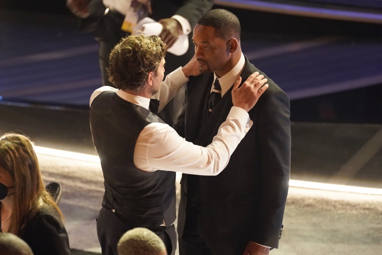 Bradley Cooper y Will Smith durante una pausa de la gala de los Oscar en el Teatro Dolby de Los Ángeles, California, el domingo 27 de marzo de 2022.