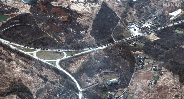 Una imagen de satélite facilitada por Maxar Technologies muestra parte de un convoy militar al sur de Ivankiv, Ucrania, el 28 de febrero de 2022.