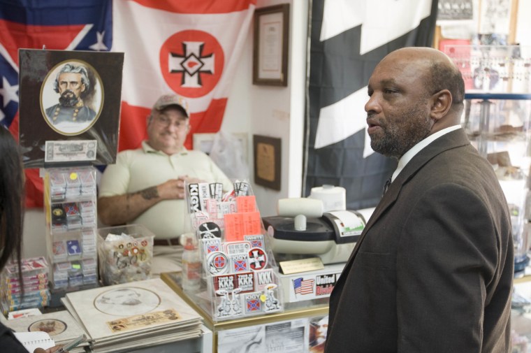 El reverendo David Kennedy, a la derecha, mira artículos mientras John Howard lo observa dentro de The Redneck Shop en Laurens, Carolina del Sur, el miércoles 27 de febrero de 2008.