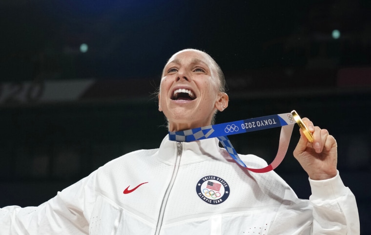 Diana Taurasi, deportista estadounidense de ascendencia argentina, celebraba su medalla de oro olímpica en baloncesto femenino el 8 de agosto de 2021, en Saitama, Japón.