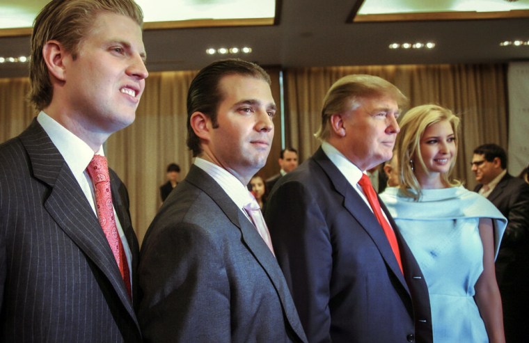 Donald Trump (centro) y sus hijos de izquierda a derecha: Eric Trump, Donald Jr. Trump e Ivanka Trump.