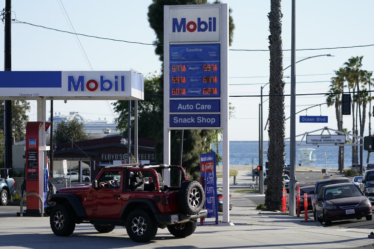 Los precios de la gasolina en una gasolinera de Long Beach, California, el viernes 11 de marzo de 2022.