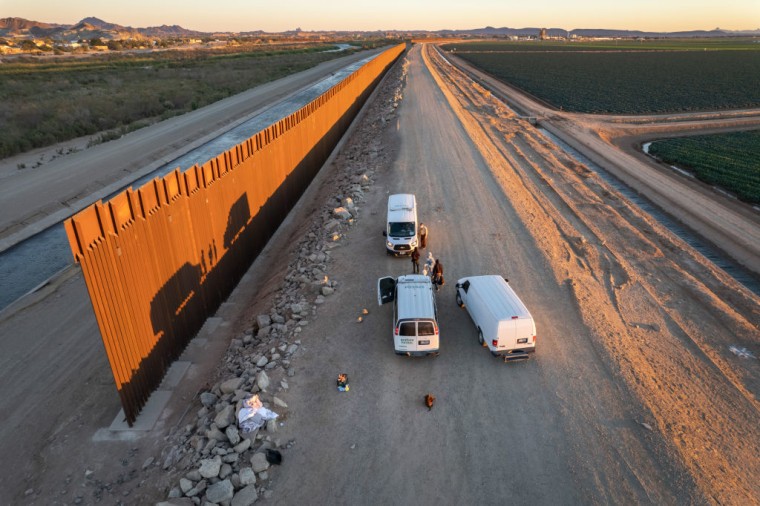 Agentes de la Patrulla Fronteriza detienen a migrantes que atravesaron una brecha en el muro desde México en Yuma, Arizona