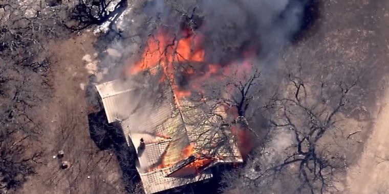 Texas declara emergencia en 11 condados por incendios forestales
