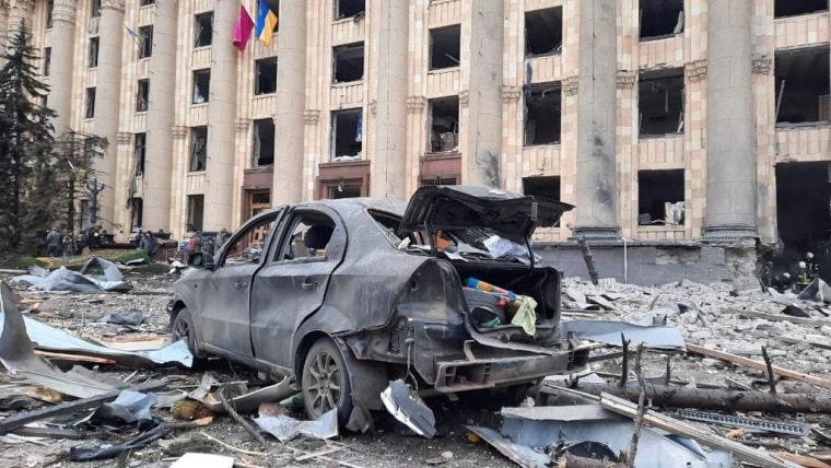 La oficina del gobernador de Kharkiv dañada y un vehículo destrozado tras el ataque con misiles del ejército ruso, el 1 de marzo de 2022.