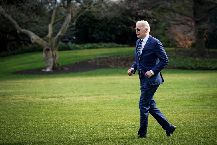 El presidente Joe Biden camina para abordar el Marine One, antes de viajar a Rehoboth Beach, Delaware, el 18 de marzo de 2022.