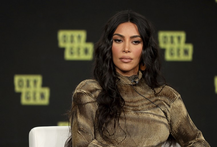 Kim Kardashian West da una conferencia en Pasadena, California.