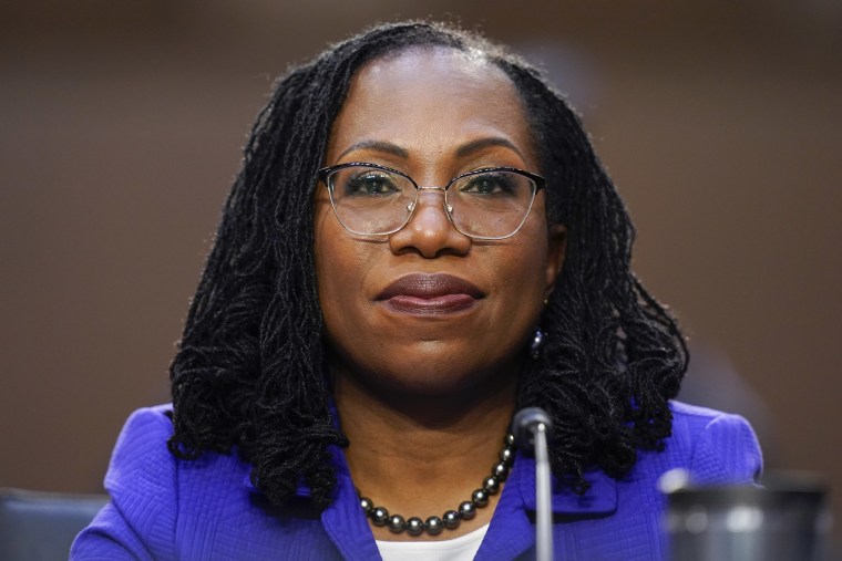 La jueza nominada a la Corte Suprema, Ketanji Brown Jackson, escucha durante su audiencia de confirmación ante el Comité Judicial del Senado el lunes 21 de marzo de 2022 en Capitol Hill en Washington.