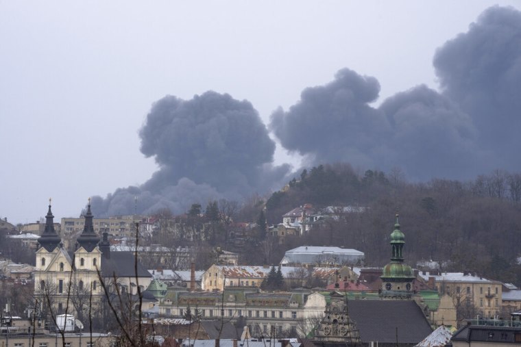 El humo se eleva en el aire en Lviv, Ucrania, el sábado 26 de marzo de 2022.
