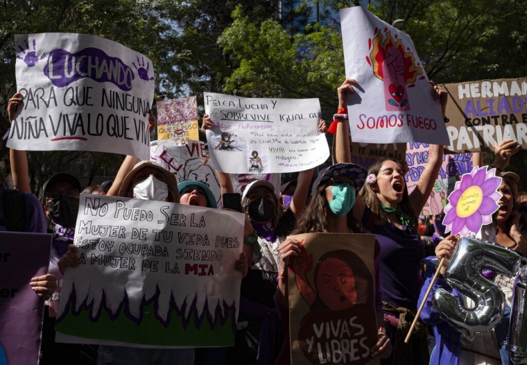 Mujeres protestan contra la violencia de género en la Ciudad de México