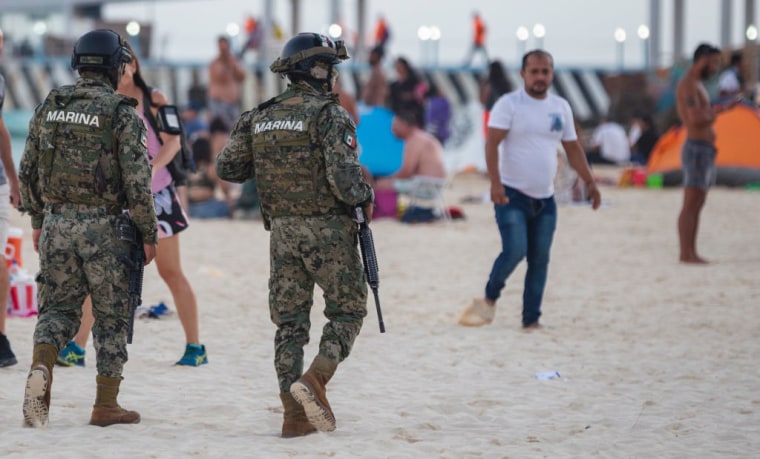 Marinos mexicanos patrullan zona hotelera de Playa del Carmen