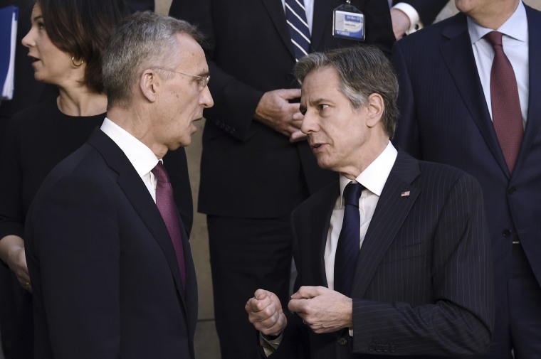  Stoltenberg, a la izquierda, y Blinken en una reunión de ministros de Asuntos Exteriores en la sede de la OTAN en Bruselas.