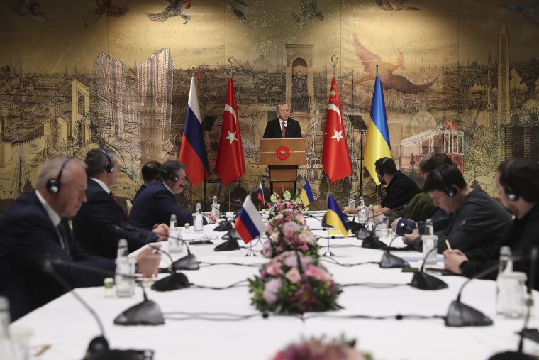 El presidente de Turquía, Recep Tayyip Erdogan, en el centro, ofrece un discurso para recibir a las delegaciones rusa, a la izquierda, y ucraniana, a la derecha, antes de sus negociaciones en Estambul, Turquía, el martes 29 de marzo de 2022.