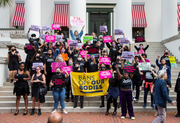 Activistas se manifiestan en contra del proyecto de ley que busca restringir el derecho al aborto en Florida