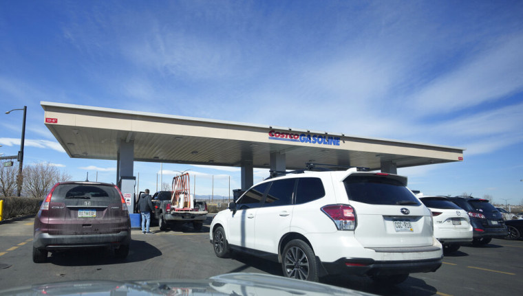 Filas para cargar combustible en una gasolinera de Costco ubicada en Sheridan, Colorado, el 15 de marzo de 2022.
