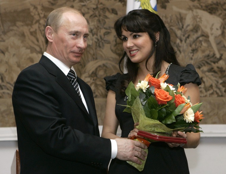 El presidente ruso Vladimir Putin felicita a la soprano rusa Anna Netrebko tras reconocerla como Artista del Pueblo de Rusia el 27 de febrero de 2008 en San Petersburgo, Rusia. 