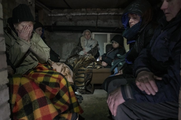 Una mujer llora en el sótano donde se refugió de los bombardeos rusos, en las afueras de Kiev
