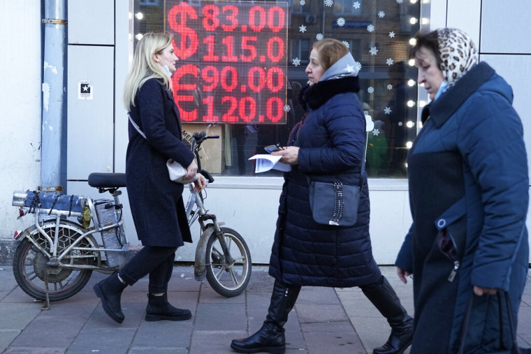 Un letrero de una casa de cambio con los tipos de cambio para comprar dólares y euros con rublos, en el centro de Moscú, Rusia
