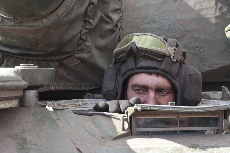 Un militar ucraniano mira desde un tanque en la aldea de Lukyanivka, región de Kiev, Ucrania, el lunes 27 de marzo de 2022.