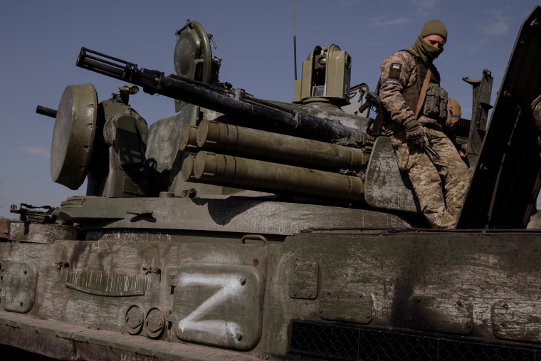 Soldados ucranianos capturan un tanque ruso afuera de Kharkiv.