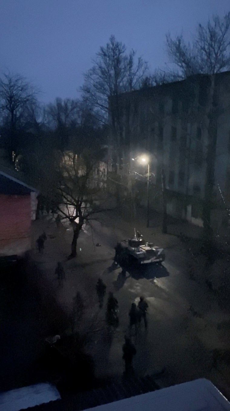 Un tanque patrulla las calles de Kherson, en el sureste de Ucrania