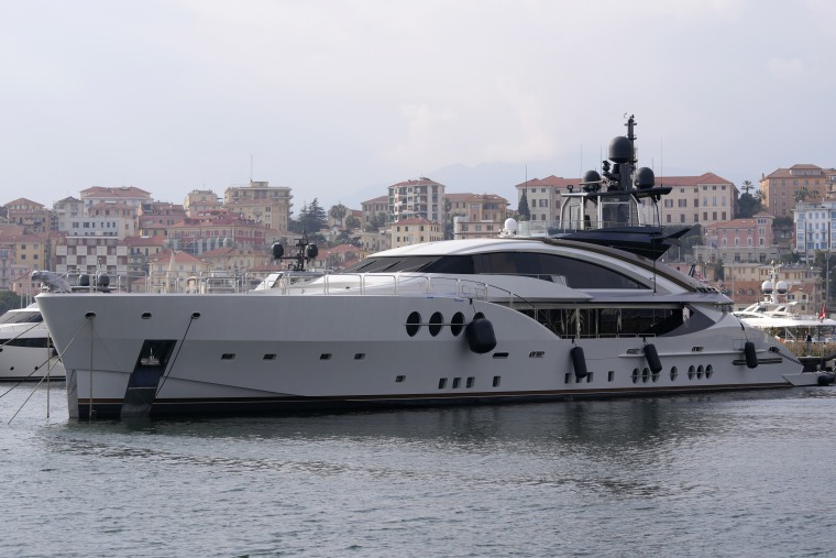 El yate Lady M, propiedad del oligarca ruso Alexei Mordashov, atracado en el puerto de Imperia, Italia, el sábado 5 de marzo de 2022.