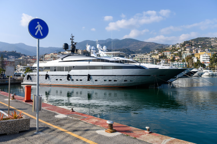 El superyate incautado Lena, propiedad del multimillonario ruso Gennady Timchenko, en el puerto de Sanremo, Italia, el lunes 7 de marzo de 2022.