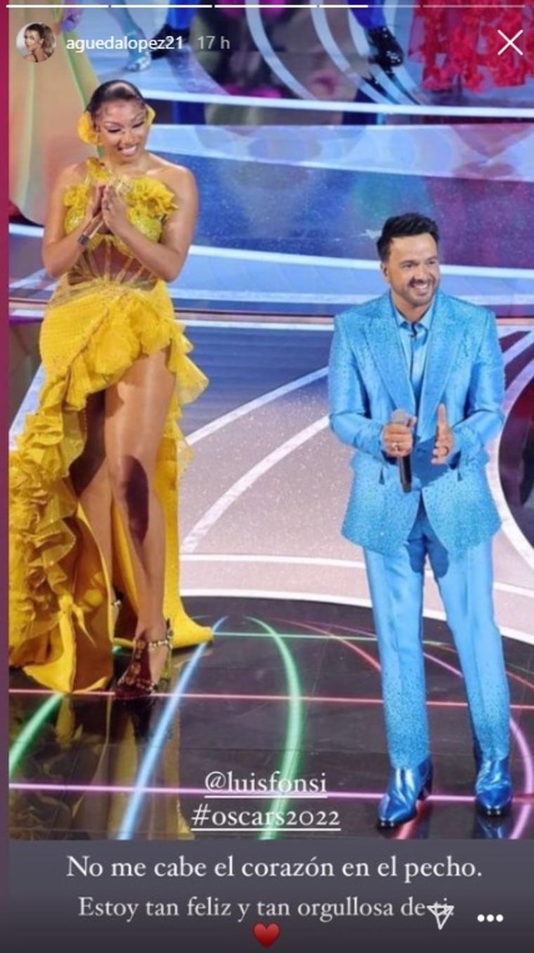 Águeda López viendo a Luis Fonsi cantar 'We Don't Talk About Bruno' en los Oscars 2022