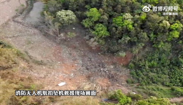 El área montañosa donde se estrelló el Boeing 737-800 de China Eastern Airlines en la región de Guangxi, China, en la captura de pantalla de un video publicado el 21 de marzo de 2022.