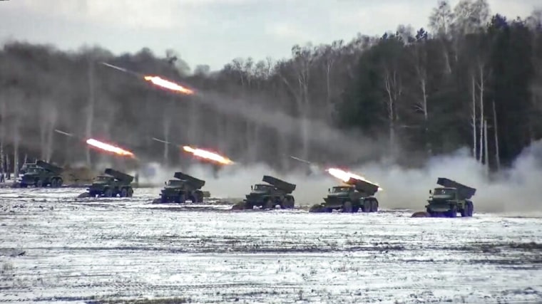 Múltiples lanzadores de cohetes disparan durante ejercicios militares conjuntos de Bielorrusia y Rusia en el campo de tiro de Brestsky, Bielorrusia, el 4 de febrero de 2022.