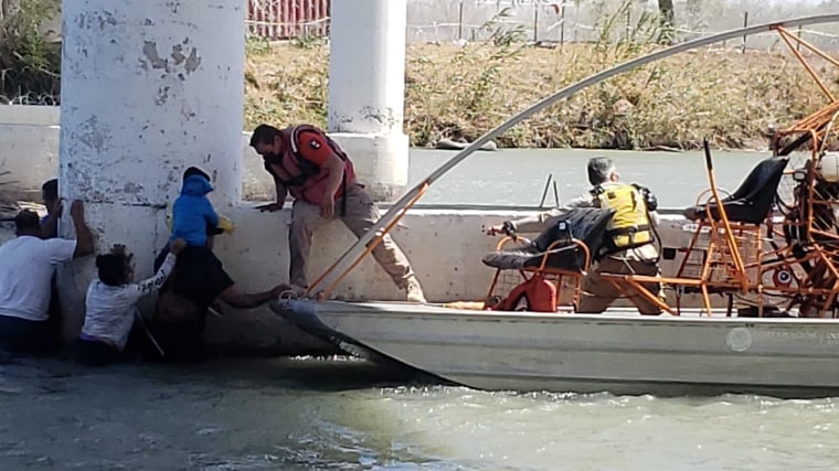 Las autoridades mexicanas rescataron a un grupo de inmigrantes nicaragüenses que estaban aferrados a un pilar del Puente Internacional 1, cerca de Piedras Negras.