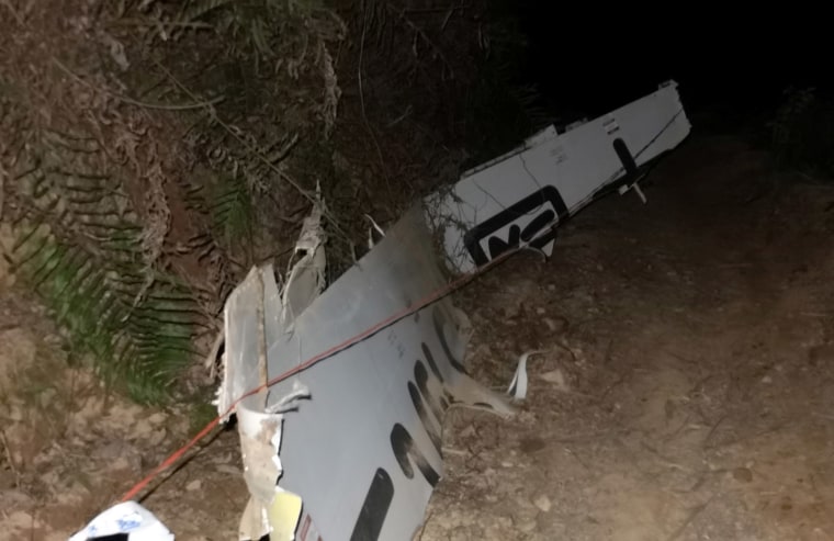 Los restos del avión se ven en el sitio donde se estrelló un Boeing 737-800 de China Eastern Airlines que volaba de Kunming a Guangzhou, en Wuzhou, Región Autónoma de Guangxi Zhuang, China, 21 de marzo de 2022.