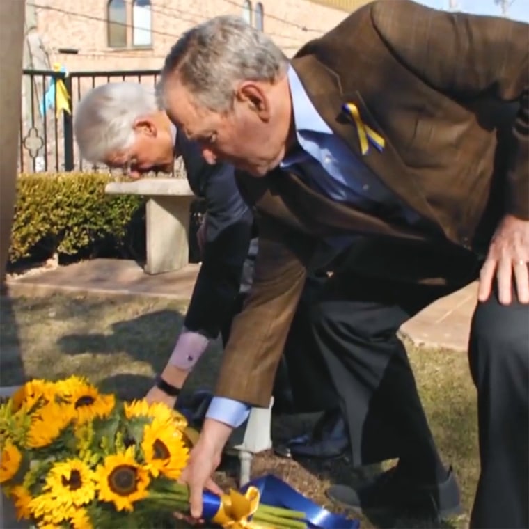 Former presidents Bill Clinton and George W. Bush lay down sunflower bouquets at a Ukrainian church in Chicago.