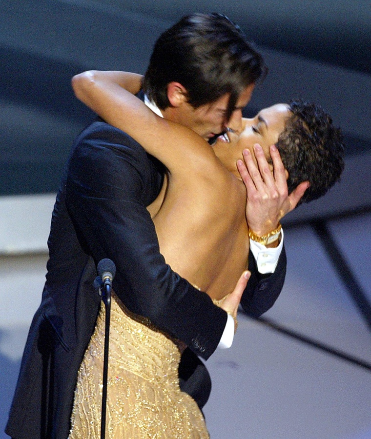Actor Adrien Brody kisses presenter Actr