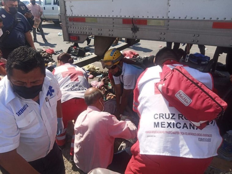 Cruzrojistas locales atienden a los inmigrantes rescatados este sábado en Monclova, Coahuila, al norte de México.