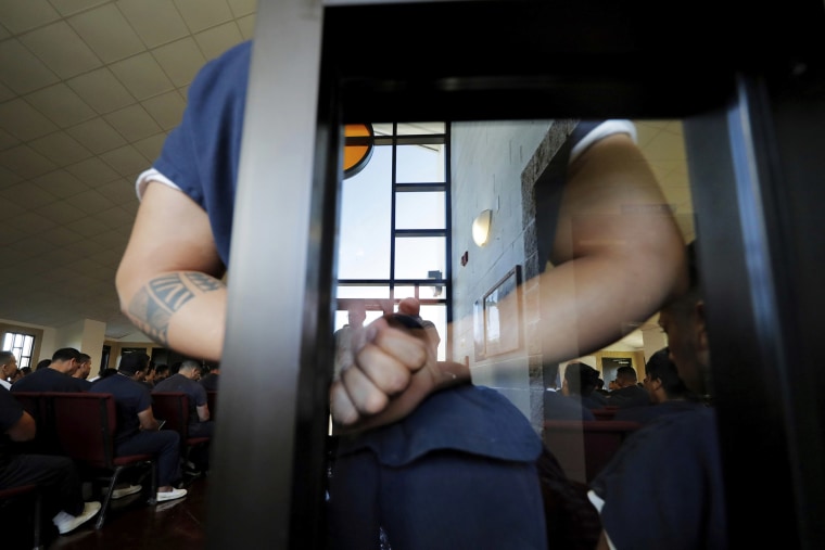 Inmigrantes detenidos durante un servicio en una capilla rdel Centro Correccional de Winn, en Winnfield, Louisiana, el 26 de septiembre de 2019.
