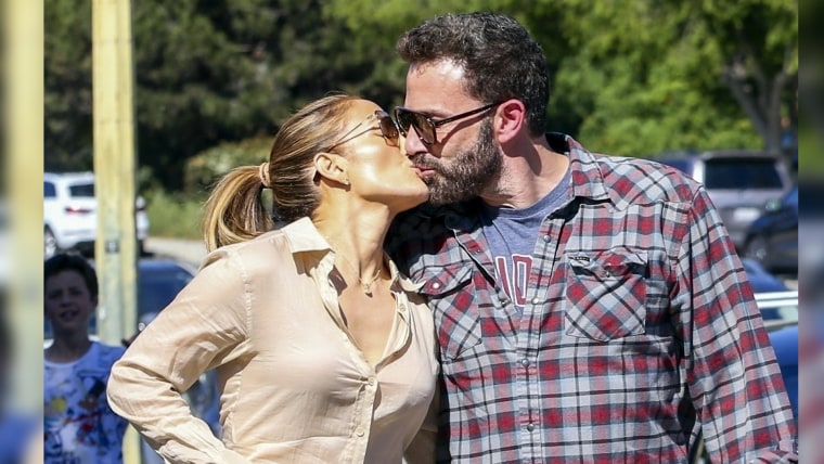 Jennifer Lopez y Ben Affleck, besándose en calles de Los Ángeles, 24 de marzo de 2022.